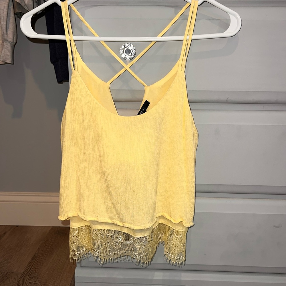Cropped tank top with lace detail